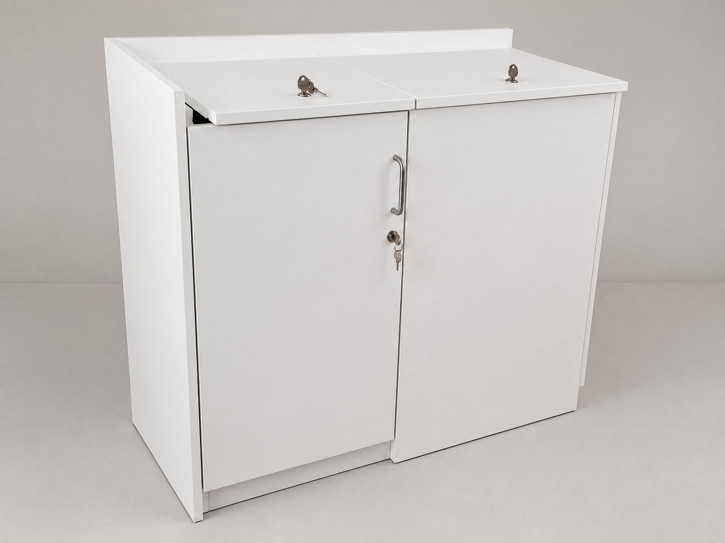 Freigestellter weißer Spezialschrank mit individueller Geometrie
